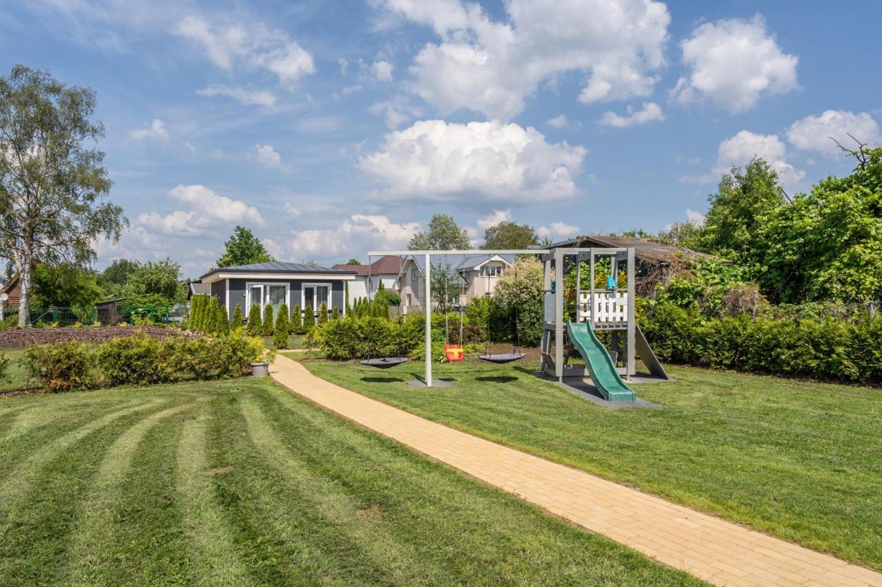 Loma-asunnot Family Garden House With Free Private Parking & Playground Riika