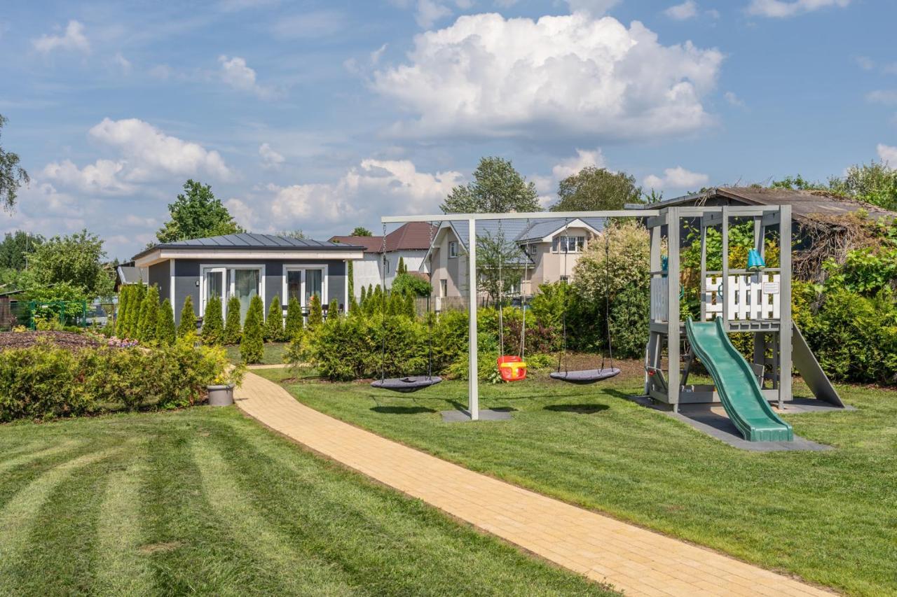 Family Garden House With Free Private Parking & Playground * Riika