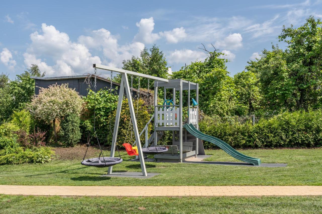 Family Garden House With Free Private Parking & Playground Riika