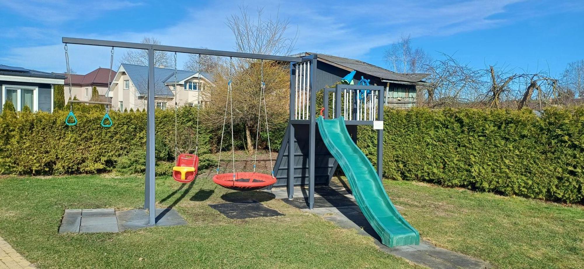 Loma-asunnot Family Garden House With Free Private Parking & Playground